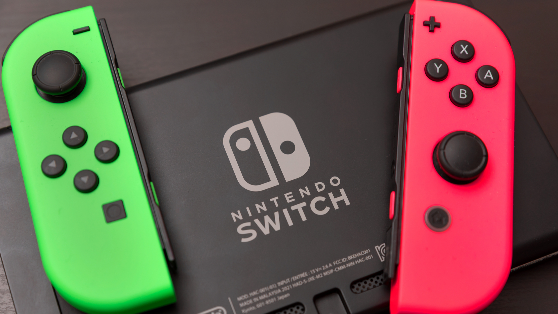 Joy-Con سبز و صورتی در بالای پشت سوییچ نشسته است