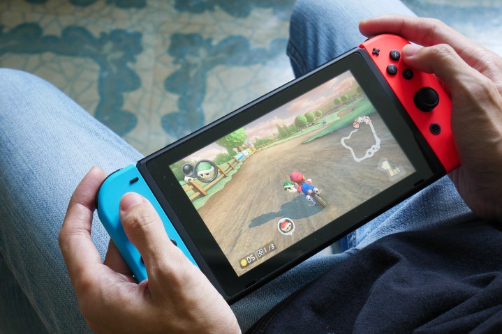 شخصی Mario Kart 8 Deluxe را در نینتندو سوییچ در حالت دستی بازی می کند.