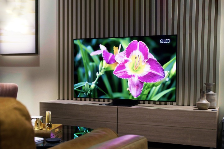 تلویزیون OLED سامسونگ S95B با تصویر یک گل درخشان روی صفحه نمایش.