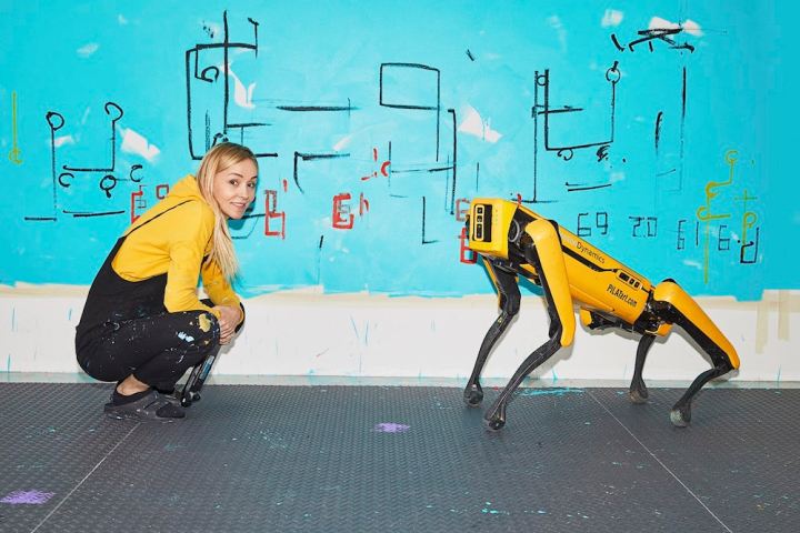 هنرمند Agnieszka Pilat و Boston Dynamics's Spot ربات.