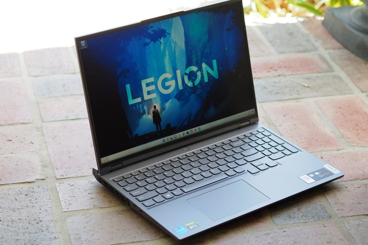 Lenovo Legion 5i Pro در یک زاویه نشسته است.