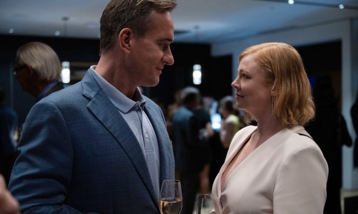 شیو و تام در یک مهمانی در جانشینی صحبت می کنند.