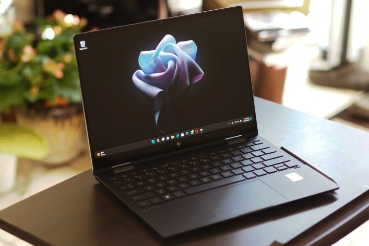نمای زاویه دار جلوی HP Envy x360 13 2022 که صفحه نمایش و صفحه کلید را نشان می دهد.