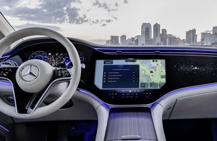 فضای داخلی خودروی مرسدس بنز.
