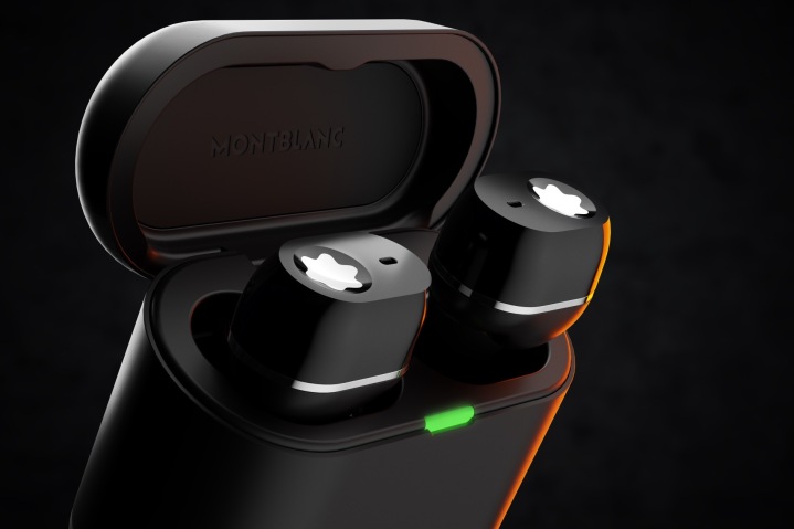 هدفون های بی سیم Montblanc MTB 03 در داخل جعبه شارژ.