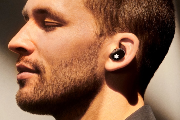 مردی با هدفون بی سیم Montblanc MTB 03.