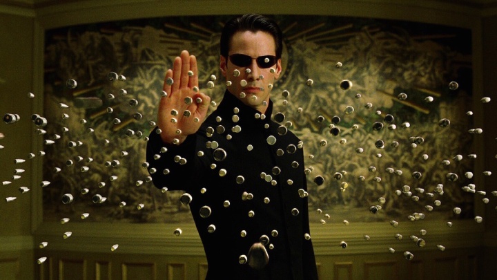 کیانو ریوز در نقش نئو که دهها گلوله را در فیلم The Matrix Reloaded متوقف میکند
